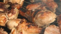 Jánošíkovské kurča Potrebujeme: 4 kúsky kuracích pŕs, 50g oleja, 150g údenej slaniny, 4 vajcia, 50g masla, kečup, soľ Postup: Kuracie prsia vykostíme, umyjeme a rozkrojíme na 4 porcie. Trocha ich naklepeme, osolíme a na...