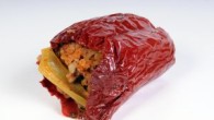 Plnená paprika Cibuľu nakrájame nadrobno, polovicu speníme na oleji, pridáme ryžu, zalejeme a ryžu dusíme do mäkka. Druhú polovicu cibule popražíme na oleji a odstavíme. Pomleté mäso premiešame s udusenou ryžou, spenenou cibuľou a vajíčkom, okoreníme a osolíme. Papriky, ktoré umyjeme, odrežeme vrch so stopkou, očistíme od jadrovníka a vydlabeme, naplníme plnkou. Ak sa nám mäsová zmes zvýši, vytvarujeme z nej guľky. V hrnci rozohrejeme olej, pridáme múku, urobíme zápražku. Zalejeme vodou, pridáme paradajkový pretlak, cukor a povaríme. Do omáčky poukladáme plnenú papriku a mäsové guľky a varíme. Podávame s varenými zemiakmi alebo knedľou.