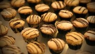 Potrebujeme: 30g kakaa, 1 balíček prášku do pečiva, 600g hladkej múky, 1 balíček vanilínového cukru, 300g práškového cukru, 250g masla, 2 vajcia, lekvár podľa chuti Postup: Múku s práškovým cukrom, s práškom...