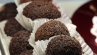 Potrebujeme: 100g čokolády, 100g orechov, 100g sušených hrozienok, 80g masla, 10g postrúhanej citrónovej kôry, 5 lyžíc mlieka, 3 lyžice cukru Postup: Nad parou rozmiešame, maslo, mlieko, cukor, vajce a posekanú čokoládu....