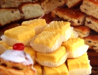 Potrebujeme: 230g cukru, 120g kokosovej múčky, 3 bielky, 2 lyžice strúhanky Postup: Z bielkov ušľaháme nad parou tuhý sneh do ktorého zľahka zašľaháme 100g cukru. Zvyšok cukru premiešame s kokosovou múčkou,...