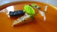 Potrebujeme: 600g malých sladkovodných rýb alebo kapor, 250g zemiakov, 2 lyžice oleja, 2 dl smotany, 2 cibule, mletá červená paprika sladká, mletá červená paprika štipľavá Postup: Cibuľu pokrájame na kolieska...
