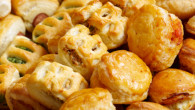 Lúpané slimáčiky Potrebujeme: 500g hrubej múky, 120g masla, ocot, soľ, vodu Postup: Múku a soľ premiešame, pridáme vlažnú vodu, lyžicu octu a vypracujeme cesto, ktoré prikryjeme vyhriatym hrncom na 15 minút. Potom ho na...