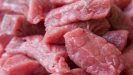 Mäsový nákyp Potrebujeme: 500g bravčového mäsa, 1 cibuľa, 4 rožky, 0,5l mlieka, 4 vajcia, lyžica masla, olej, rasca, mleté čierne korenie, petžlenová vňať, soľ, voda Postup: Mäso umyjeme a pomelieme. Na panvici...