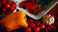 Lečo Potrebujeme: 400 zelenej papriky, 200 g paradajok, 2 cibule, 2 lyžice oleja, voda, soľ, cukor podľa chuti Postup: Najprv si cibuľu pokrájame na drobno a na oleji ju osmažíme. K...