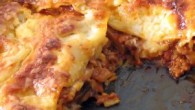 Musaka Potrebujeme: 400 g baklažánov, 300 g bravčového mäsa, 150 g paradajok, 60 g zelenej papriky, 4 lyžice oleja, 2 lyžice hladkej múky, 1 cibuľa, 1 dl mlieka, 1 vajce, zelerová...