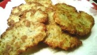 Fotorecept: Zemiakové placky Potrebujeme: 4 veľké zemiaky, 2 strúčiky cesnaku, 1 vajce, majorán, soľ, mleté čierne korenie, 1-2 lyžice hladkej múky, olej Postup: Zemiaky olúpeme, umyjeme...
