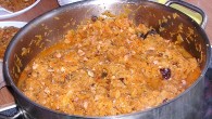 Kapustnica so smotanou Potrebujeme: 250 g kyslej kapusty, 4 lyžičky hladkej múky, 2 dl kyslej smotany, 1 lyžička oleja, 1 cibuľa, voda, soľ, bobkový list, mletá červená paprika Postup: Najprv si pokrájame kapustu...