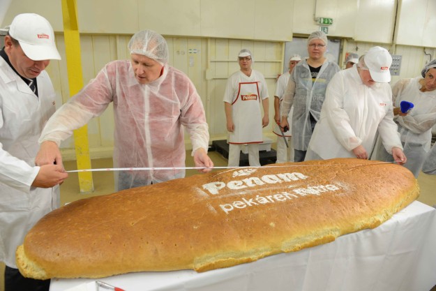 Rekordny chlieb merali (zlava)  P. Zivicky, I. Svitok a  Z. Klimekova