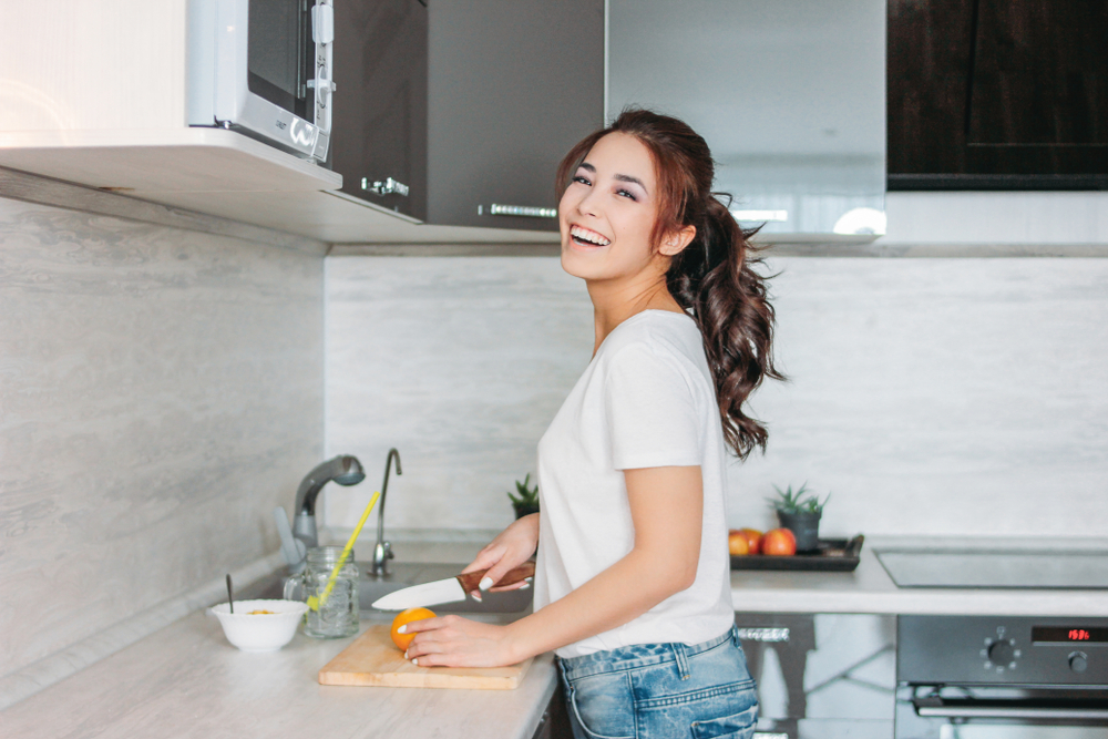 radosť v kuchyni - žena krája ovocie v kuchyni