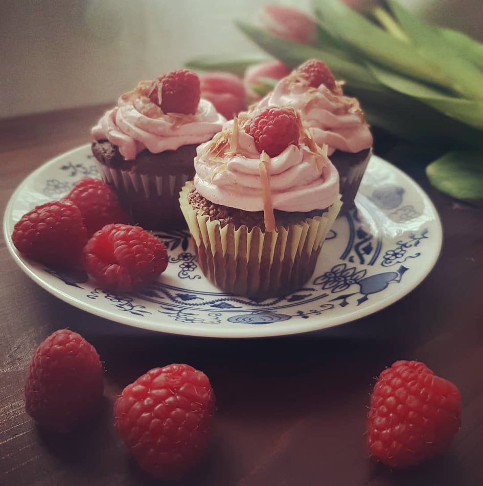 cokoladove_cupcakes_s_malinovym_kremom