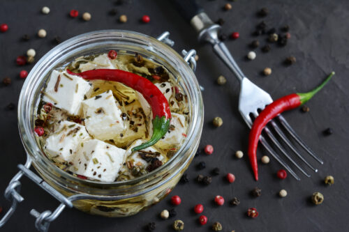Marinovaná feta do chladničky.