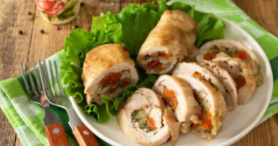 Kuracia roláda plnená sušenými marhuľami.