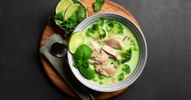 Polievka s kuracím mäsom.