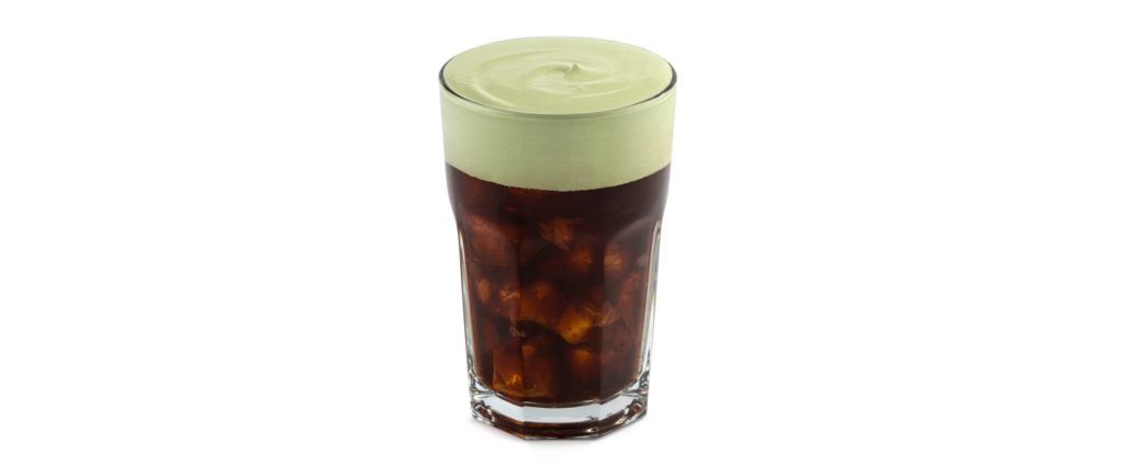 Cold brew s pistáciovou penou jarný favorit milovníkov studenej kávy