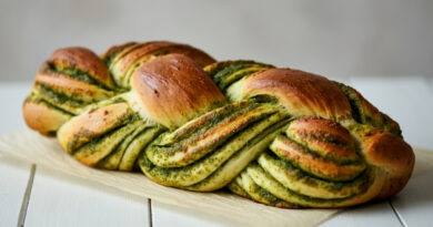 Pletený kysnutý chlieb s pestom.