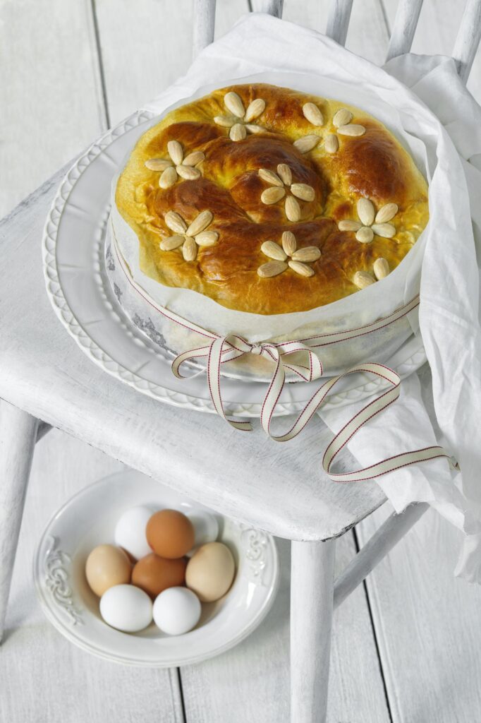 Veľkonočný mazanec s makom a višňami.