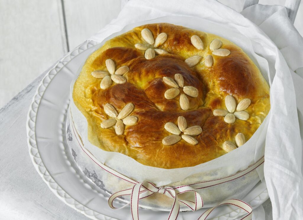 Veľkonočný mazanec s makom a višňami.