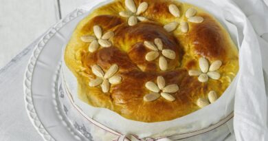 Veľkonočný mazanec s makom a višňami.