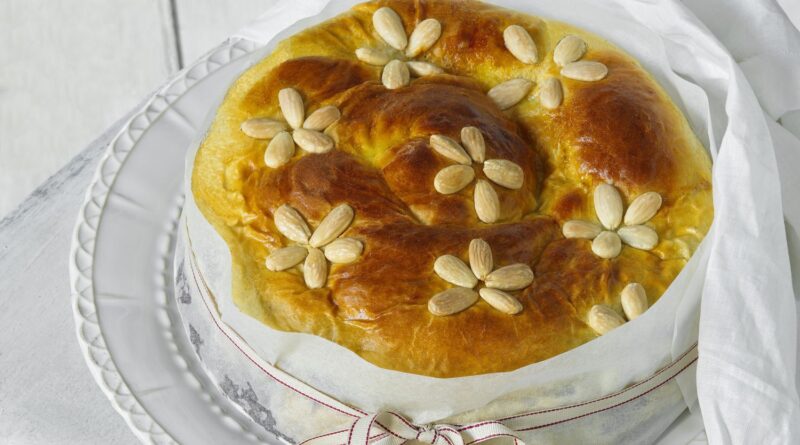 Veľkonočný mazanec s makom a višňami.