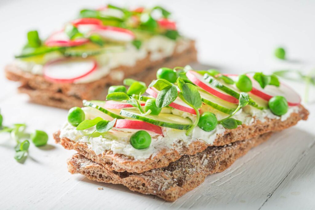 Chrumkavý snack s reďkvičkou a hráškom