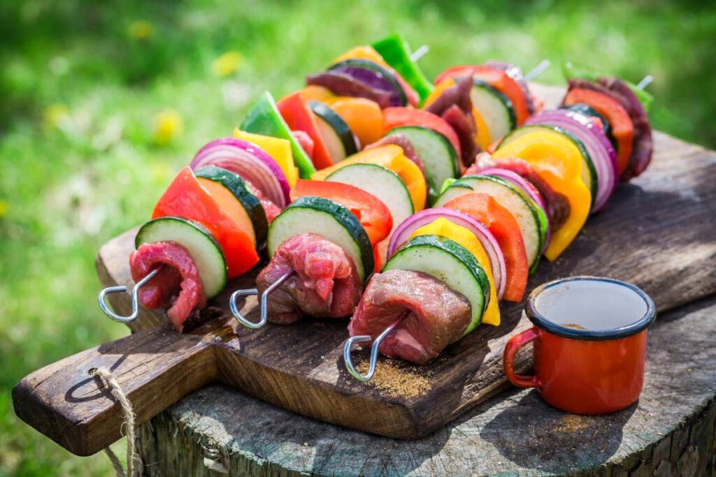 Špízy na grilovanie.