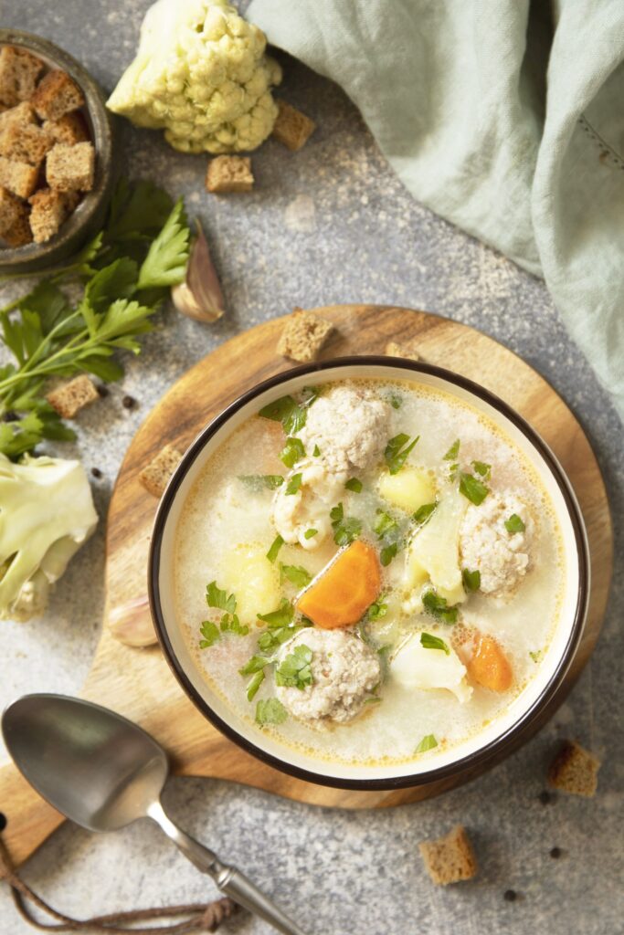 Krémová karfiolová polievka s mäsovými guľkami.