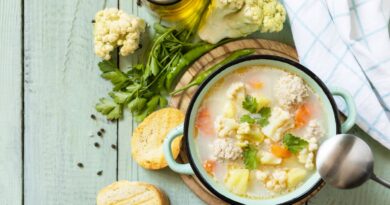 Krémová karfiolová polievka s mäsovými guľkami.