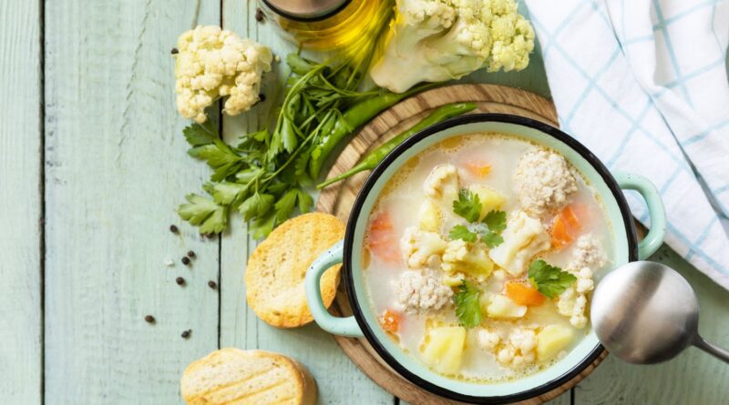 Krémová karfiolová polievka s mäsovými guľkami.
