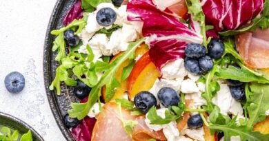 Šalát s kozím syrom, broskyňami a čučoriedkami. Foto: Envato