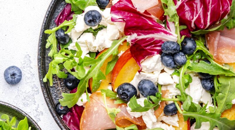 Šalát s kozím syrom, broskyňami a čučoriedkami. Foto: Envato