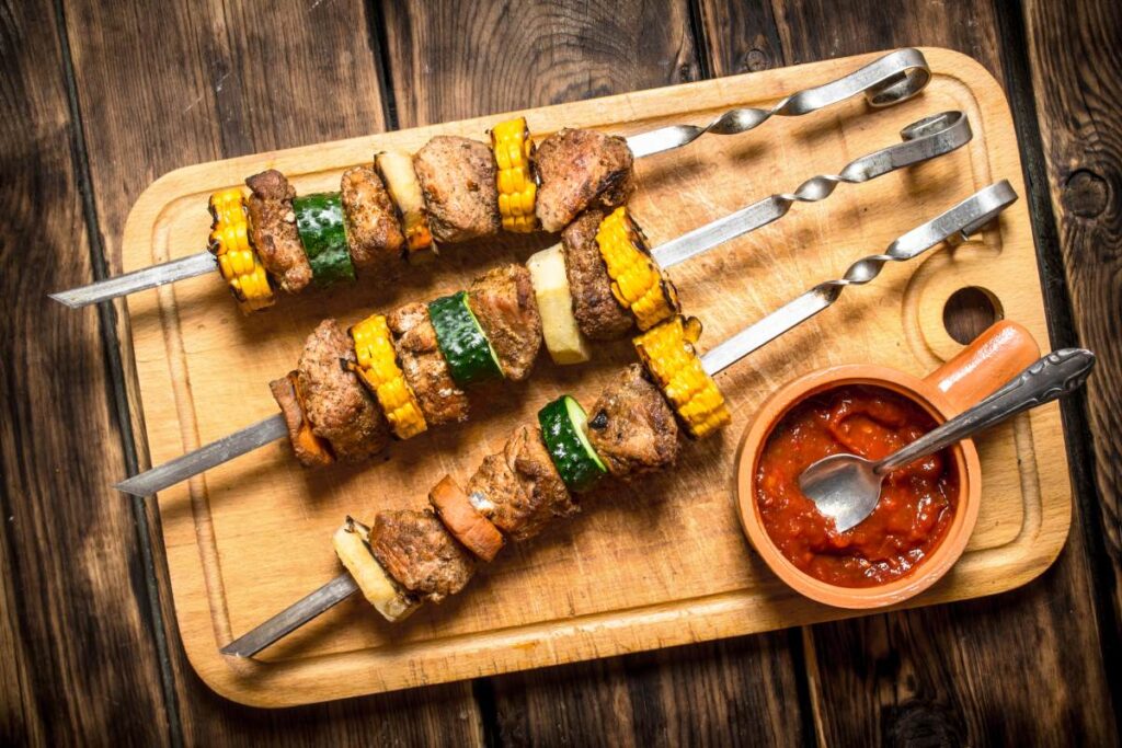 Špízy na grilovanie a domáca barbecue omáčka.