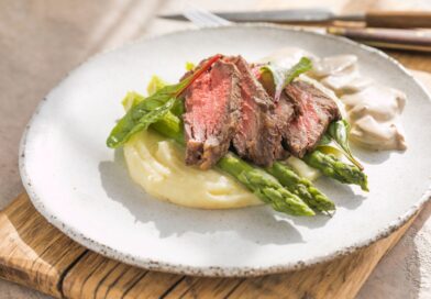 Hovädzí steak so zemiakovým pyré, špargľou a hubovou omáčkou.