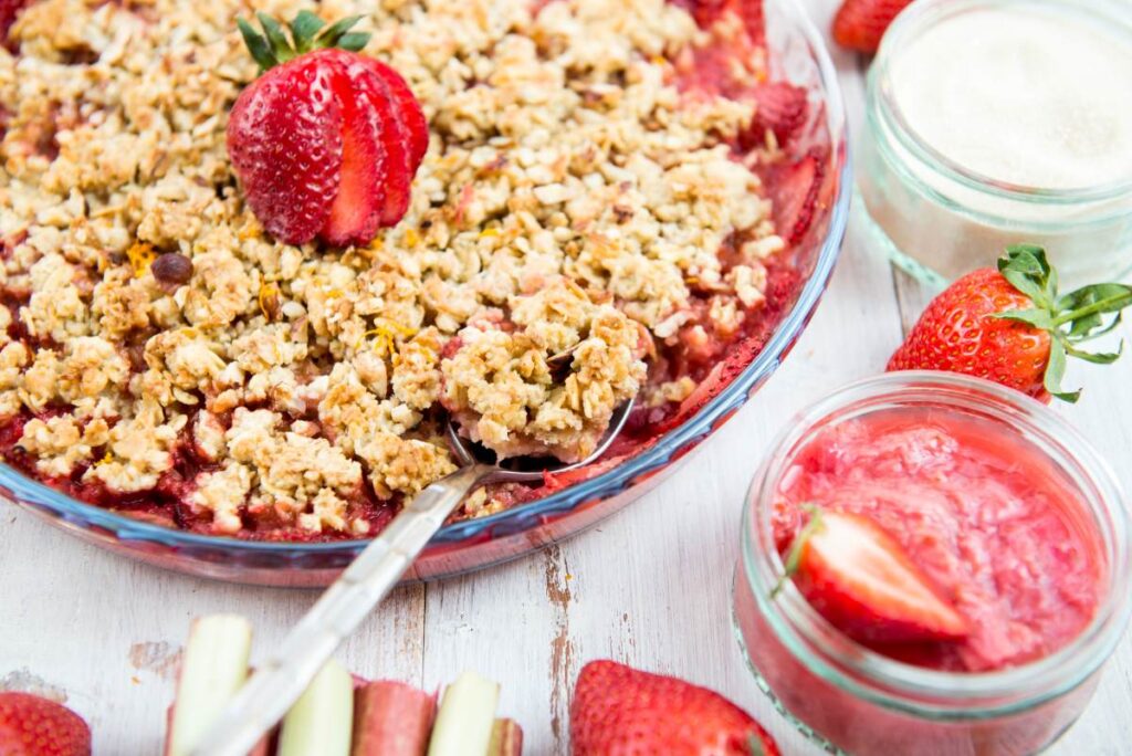 Jahodovo-rebarborové crumble