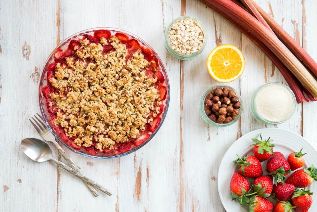 Jahodovo-rebarborové crumble