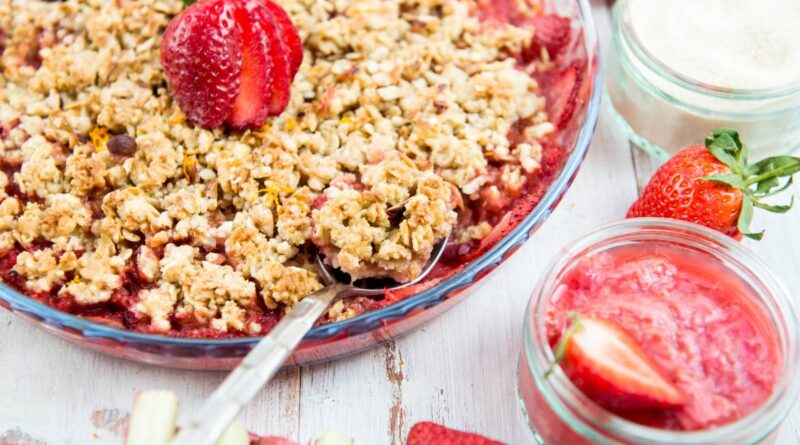 Jahodovo-rebarborové crumble