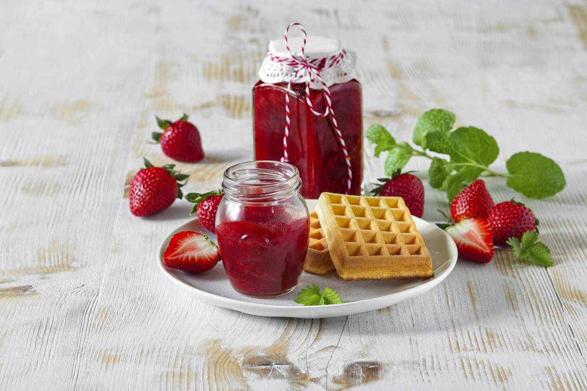 Jahodový džem so zeleným a mätovým čajom. Foto: Dr. Oetker