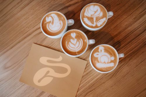 Kúzlo latte artu často spočíva v jednoduchosti, no aj osobnom prístupe, ktorý do prípravy vložíte. Foto: Tchibo
