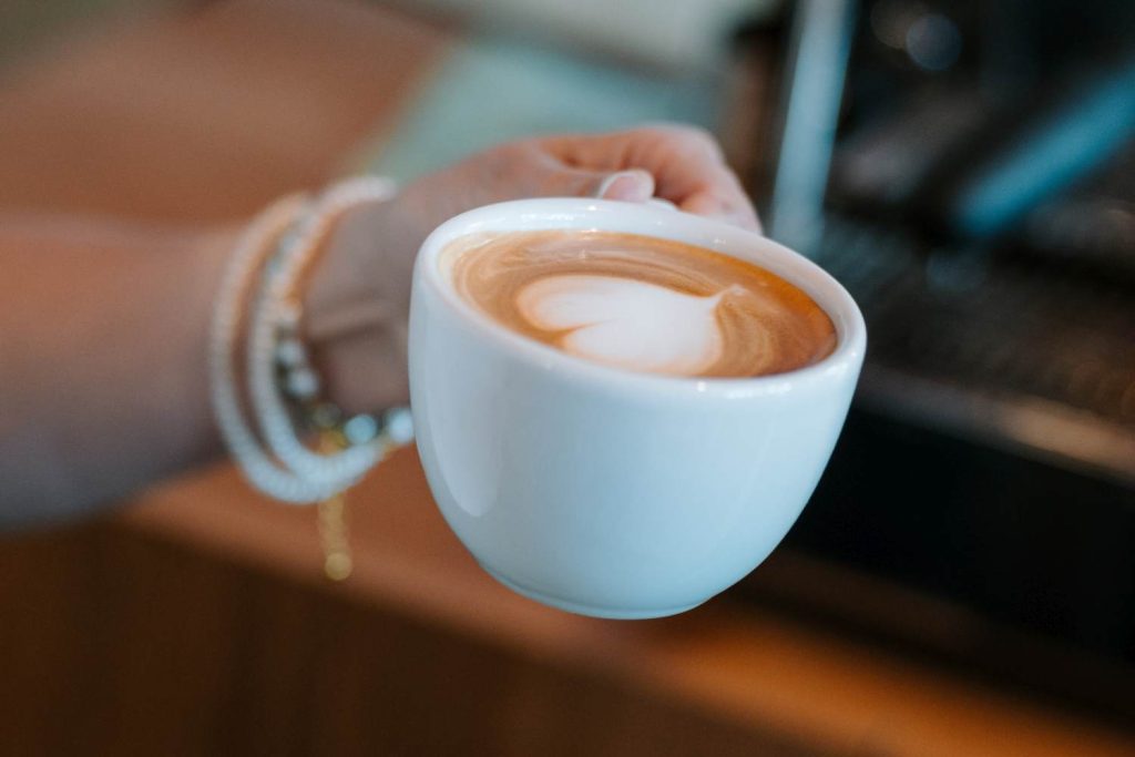 Latte art je vizuálne pútavá zručnosť, ktorá dokáže urobiť dojem, no kľúčový zostáva obsah šálky. Foto: Tchibo