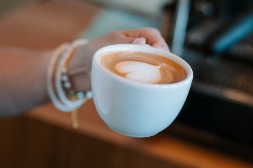 Latte art je vizuálne pútavá zručnosť, ktorá dokáže urobiť dojem, no kľúčový zostáva obsah šálky. Foto: Tchibo