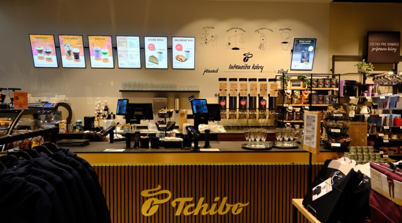 Jeseň v Tchibo bude plná noviniek. Vyskúšajte farebnú Matcha Ube či Pumpkin spice latte