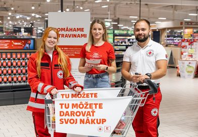 Kaufland a Slovenský červený kríž opäť spájajú sily. Potravinová zbierka pomôže osamelým rodičom či seniorom